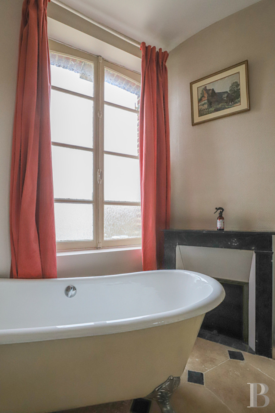 Dans le  Calvados, au pied de la  Basilique de Lisieux un manoir médiéval du 16e siècle - photo  n°31